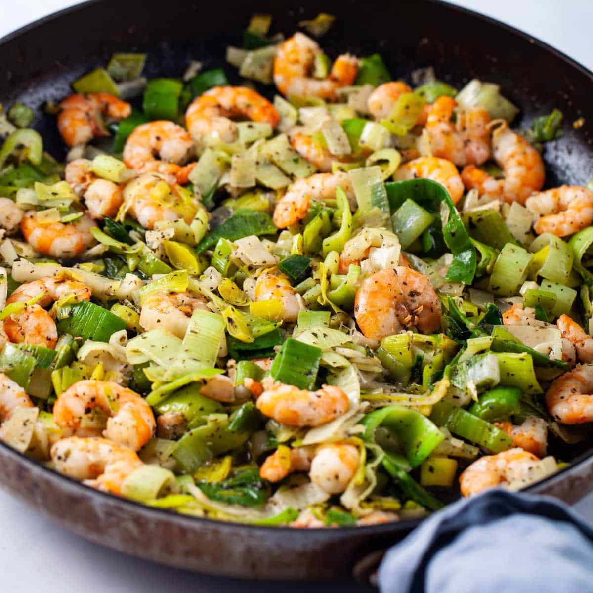 Easy and healthy garlic shrimp with leeks in a pan